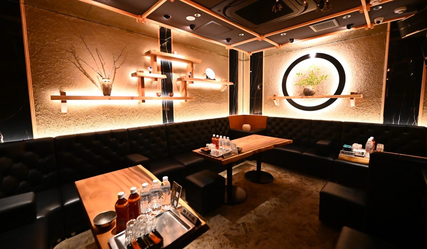 CLUB CATS 泉佐野 本店 和洋カラオケ室(個室・14名・3卓) レインツリーの一枚板テーブルと棚・JBL特注スピーカー・LIVE DAM Ai・九谷焼・生花
