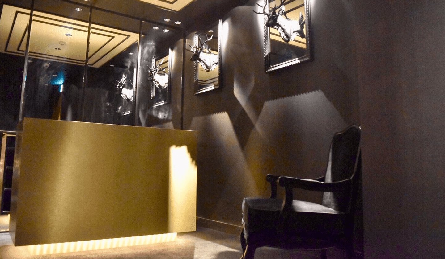 CLUB CATS 泉佐野 本店 レセプション 鹿のオブジェと待合ソファー・金色のカウンター