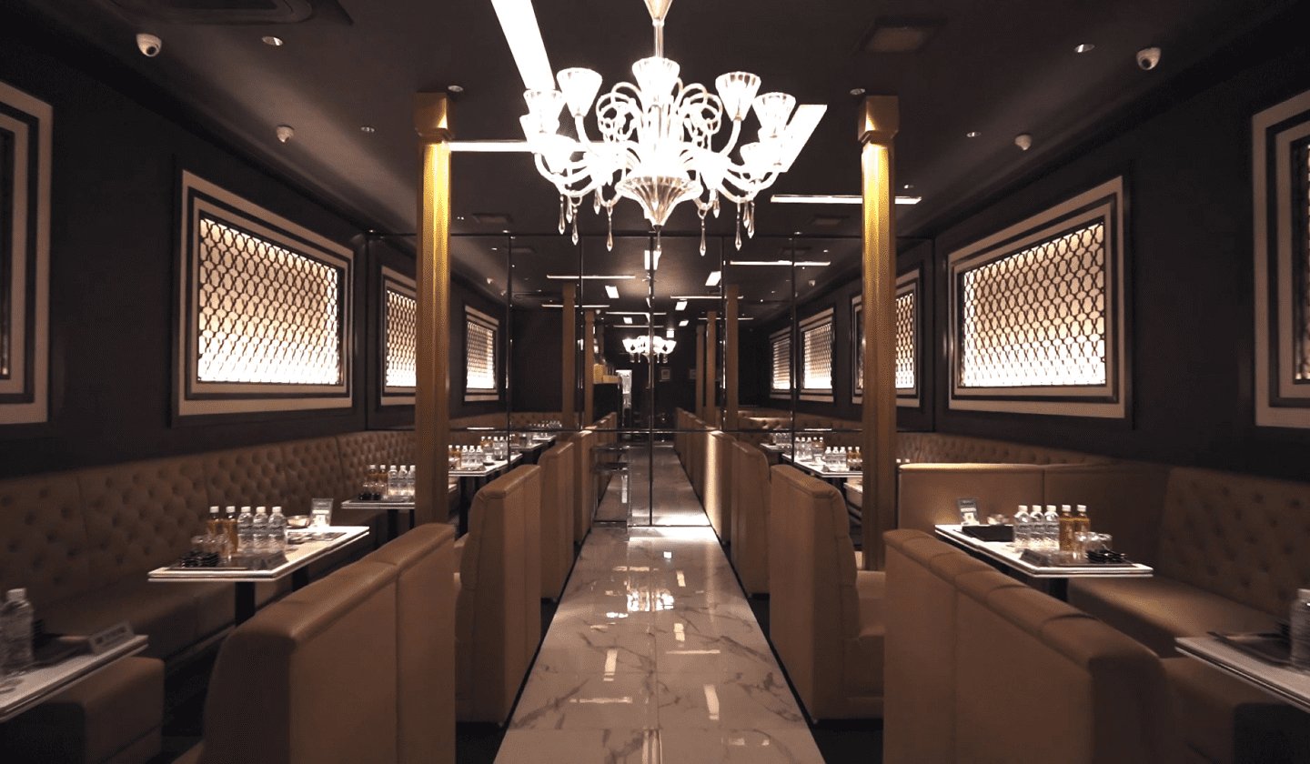 CLUB CATS 泉佐野 本店 ジャズ室(37名・9卓) 天井高3.5m・イタリア製SWAROVSKIシャンデリア・B&Oオーディオ・大理石の通路